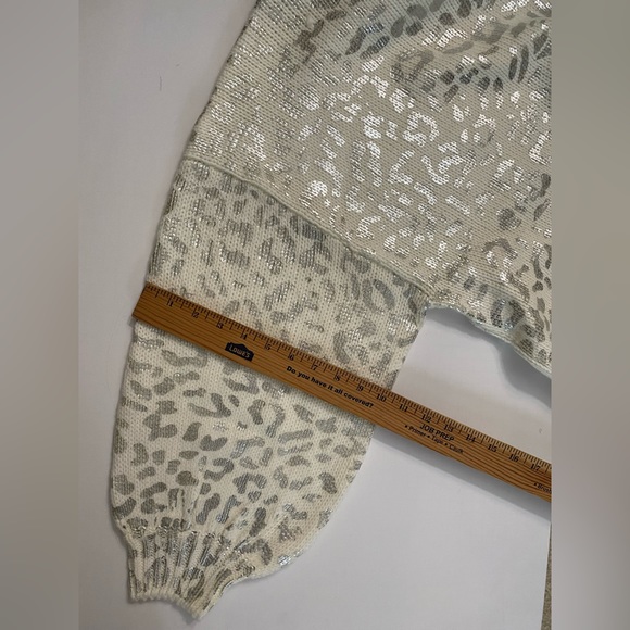 Andthewhy Silver leopardCheetah print sweater with balloon sleeve. Oversized fit - Picture 9 of 16